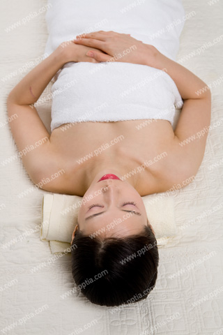 샤워 타올을 걸친 여성이 누워있는 모습 이미지 미리보기