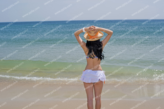 해변가에 모자쓰고 있는 비키니 여성 뒷모습 이미지 미리보기