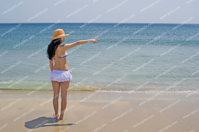 해변가에 모자쓰고 있는 비키니 여성 이미지 미리보기