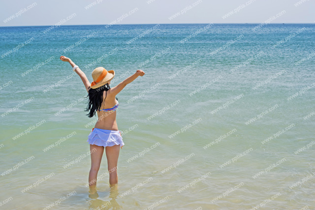 해변가에 모자쓰고 있는 비키니 여성 이미지 미리보기