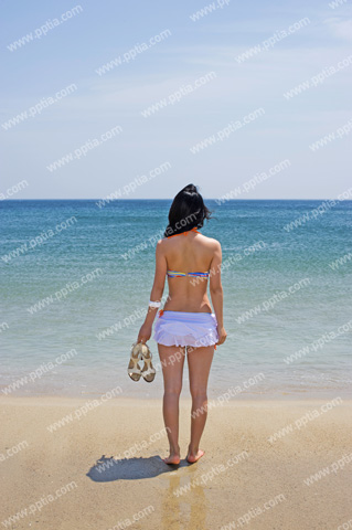 해변가에 모자쓰고 있는 비키니 여성 뒷모습 이미지 미리보기