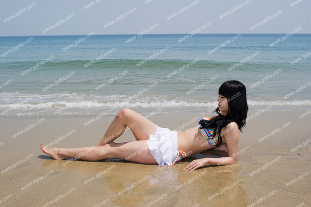 해변가에 비키니 여성 이미지 미리보기