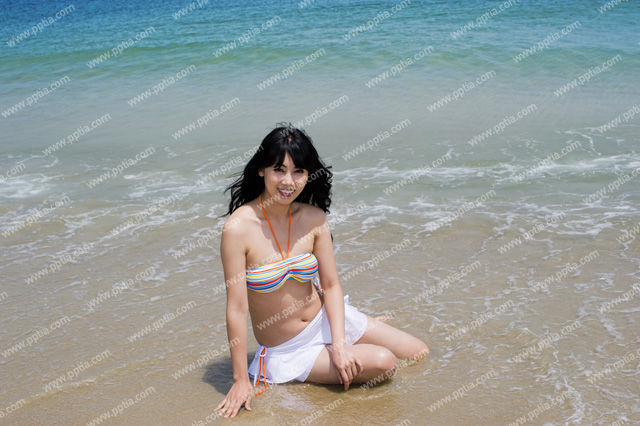해변가에 비키니 여성이 앉아있는 모습 이미지 미리보기