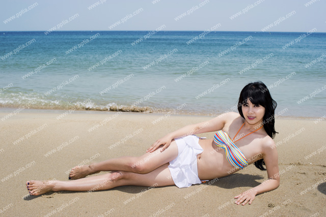 해변가에 비키니 여성 이미지 미리보기
