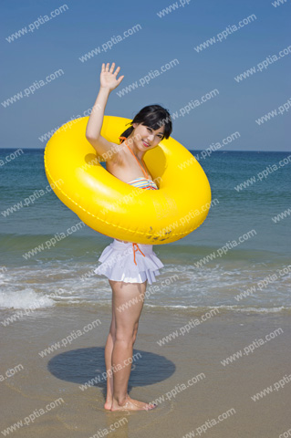 해변가에 튜브 들고 있는 비키니 여성 이미지 미리보기
