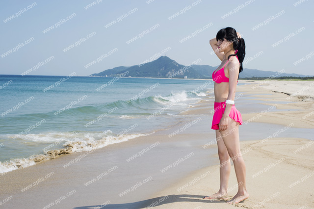 해변가에 비키니 여성 이미지 미리보기