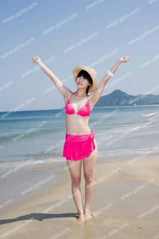 해변가에 모자쓰고 있는 비키니 여성 이미지 미리보기