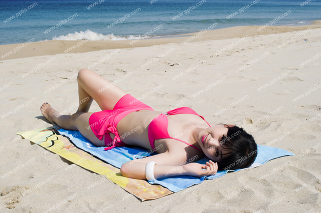 해변가에 누워있는 비키니 여성 이미지 미리보기