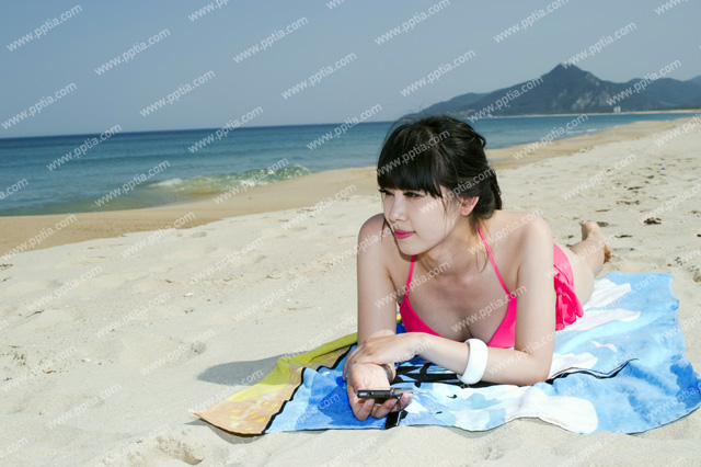 해변가에 비키니 여성 이미지 미리보기