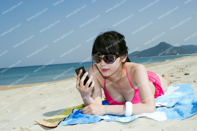 해변가에 썬글라스 끼고 있는 비키니 여성 이미지 미리보기