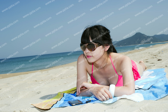 해변가에 썬글라스 끼고 있는 비키니 여성 이미지 미리보기
