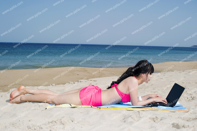 해변가에서 컴퓨터하는 비키니 여성 이미지 미리보기