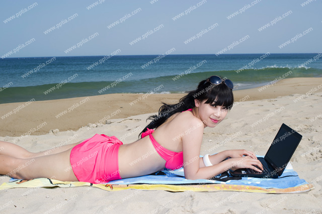 해변가에서 컴퓨터하는 비키니 여성 이미지 미리보기
