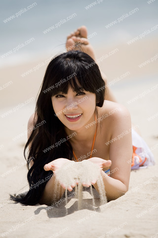 해변가에 비키니 여성이 모래 만지는 모습 이미지 미리보기