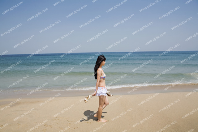 해변가 산책하는 비키니 여성 이미지 미리보기