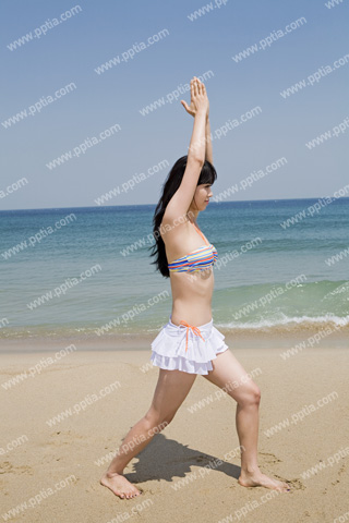 해변가에 비키니 여성 이미지 미리보기