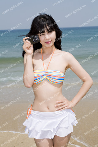 카메라 들고 있는 비키니 여성 이미지 미리보기