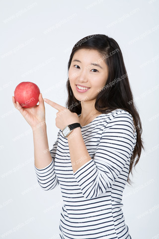 사과 들고 있는 여성 이미지 미리보기