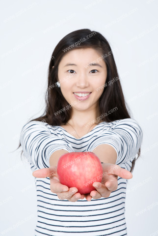 사과 들고 있는 여성 이미지 미리보기