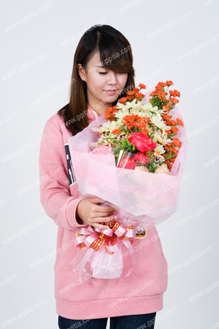 꽃다발 들고 있는 여성 이미지 미리보기