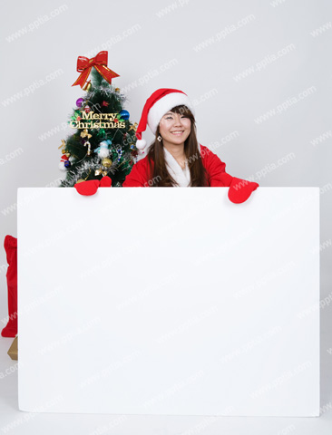트리 앞에 종이 잡고 있는 여성 산타클로스 이미지 미리보기