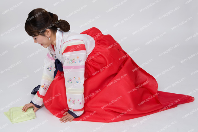 한복입은 여성이 걸레질 하는 모습 이미지 미리보기
