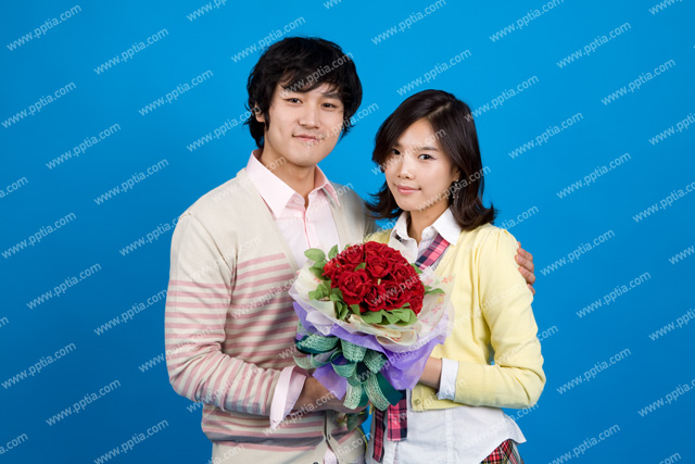 꽃다발 들고 있는 연인 이미지 미리보기