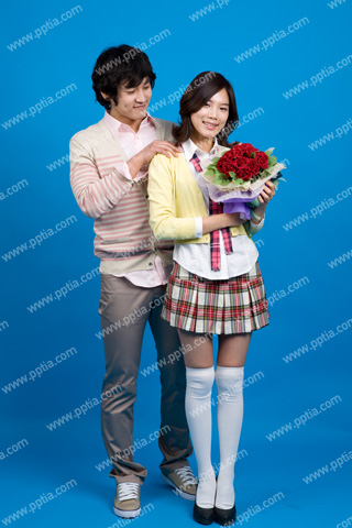 꽃다발 들고 있는 연인 이미지 미리보기