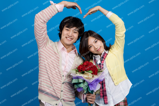 꽃다발 들고 있는 연인 이미지 미리보기