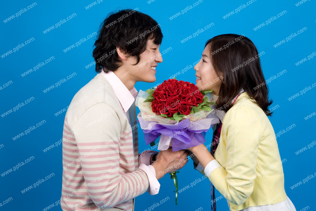 꽃다발 들고 있는 연인 이미지 미리보기