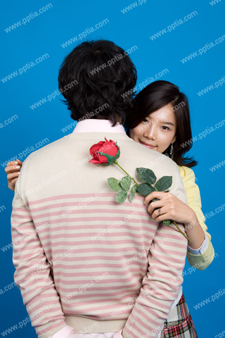 안고 있는 연인 이미지 미리보기