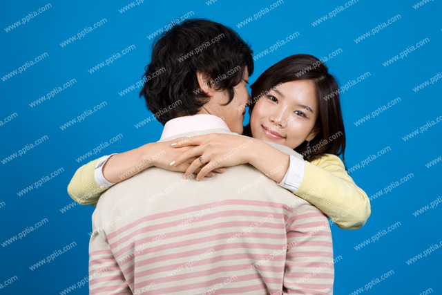 안고 있는 연인 이미지 미리보기