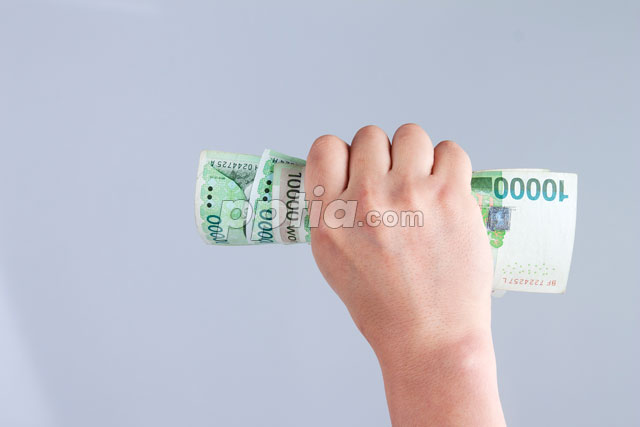 지폐 잡고 있는 손 이미지 미리보기