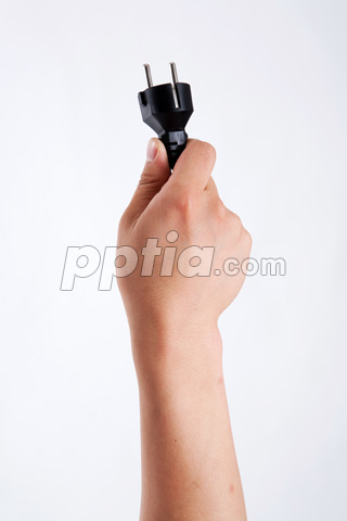 전기코드 잡고 있는 사람손 이미지 미리보기