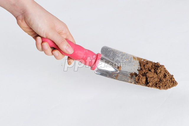 삽 잡고 있는 손 이미지 미리보기