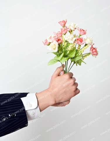 꽃 들고 있는 비즈니스맨 이미지 미리보기
