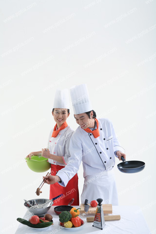 요리하는 남성과 여성 요리사 이미지 미리보기