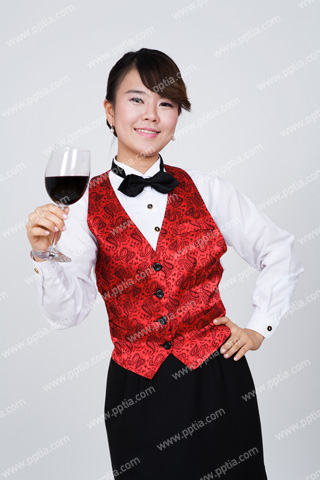 와인잔 들고 있는 여성 바텐더 이미지 미리보기