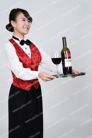 와인잔과 와인병을 들고 있는 여성 바텐더 이미지 미리보기