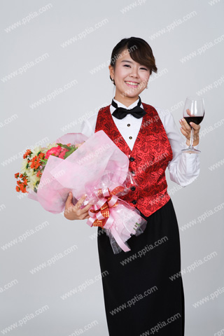 꽃다발과 와인잔 들고 있는 여성 바텐더 이미지 미리보기