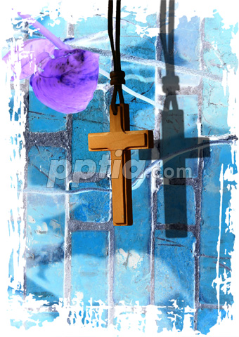 십자가 목걸이와 보라색 꽃잎 이미지 미리보기
