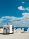 이동식 커피판매차량과 해변 템플릿
