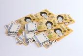 접시 위에 한국지폐 일러스트/이미지