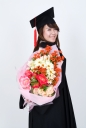 졸업식 의상 입고 꽃 들고 있는 여성 템플릿