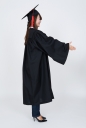 졸업식 의상 입고 있는 여성이 악수 청하는 모습 템플릿