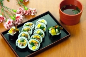 사각접시 위의 김밥과 국물 템플릿