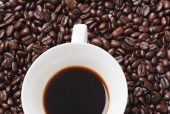 커피원두 위에 커피잔 템플릿