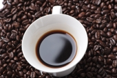 커피원두 위에 커피잔 템플릿