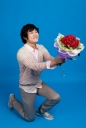 장미꽃다발 들고 있는 프로포즈하는 남성 템플릿