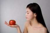 토마토 과일 들고 있는 여성 템플릿